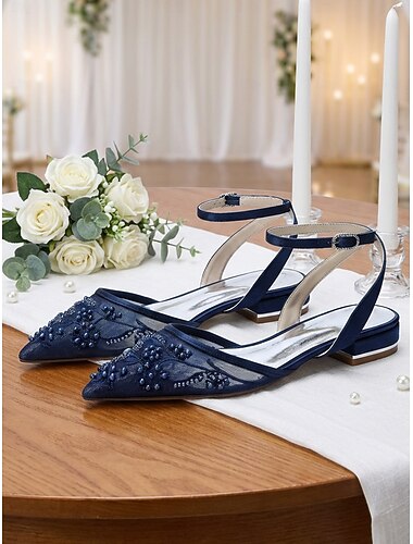  Champagnekleurige, met parels geborduurde platte damesschoenen met lage hak – elegante bruidsschoenen voor een bruiloft in de tuin.