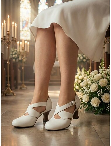  1950年代のヴィンテージバーガンディのフェイクレザーパンプス。フォーマルなイベント、パーティー、普段使いにぴったりの、調節可能なバックル付きのエレガントなメリージェーンヒール。