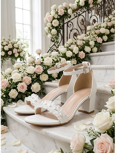  Elfenbeinweiße Damensandalen mit Blockabsatz und Perlenverzierung – elegante Brautschuhe für Gartenhochzeiten
