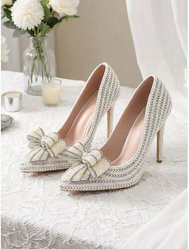  Escarpins de mariage élégants à talons hauts ornés de perles et d'un nœud, parfaits pour les mariages religieux à l'église.