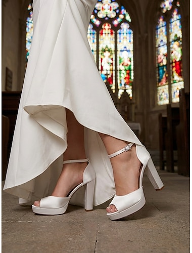  Damesandaler med elfenbensfarget satengplateau og blokkhæl, elegante brudesko med ankelrem til kirkebryllup