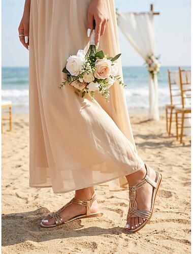  Gouden platte sandalen met bandjes en kristallen details voor dames, elegante en comfortabele schoenen voor bruidsmeisjes op strandbruiloften.