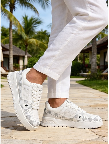  hvite slip-ons for menn, pustende og lette, perfekte for utendørsanlegg, aktive ferier og fritid på stranden