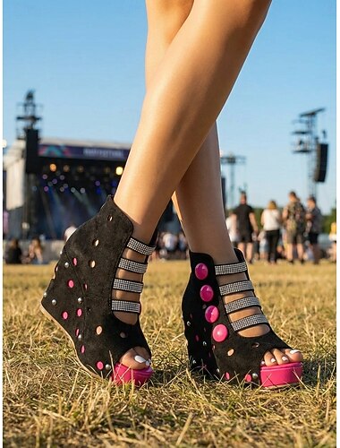  Damessandalen met sleehak van zwart suède - stoere festivalschoenen met uitgesneden details en neonroze accenten. &Strassbandjes voor Coachella en raves &zomerconcerten in de openlucht