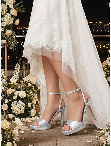  Gouden damessandalen met enkelbandje en hoge hak, elegante minimalistische bruidsschoenen voor stadsbruiloften.