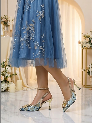  Blå blomstrete slingback-hæler til dame med gulldetaljer – elegante pumps med kitten heel til brudens mor i bryllup i byen