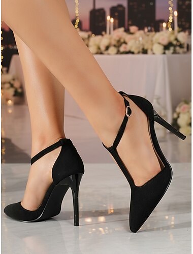  Zwarte stiletto pumps met T-bandje voor dames – elegante schoenen voor de moeder van de bruid bij een bruiloft in de stad.