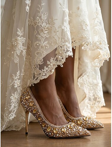  Gouden stiletto pumps voor dames, versierd met kristallen, luxe en glamoureuze bruidsschoenen voor stadsbruiloften.