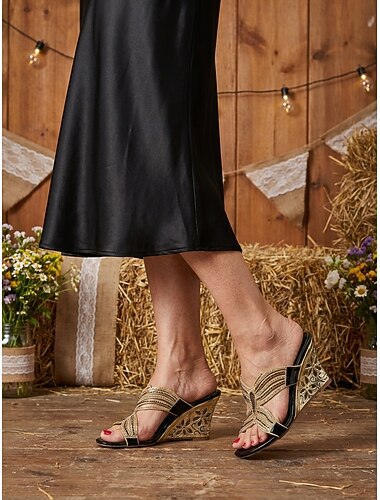  Damessandalen met gouden sleehak en versieringen, comfortabele instapschoenen voor de moeder van de bruid bij bruiloften in een landelijke schuur.