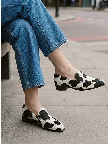  女性用シックなカウプリントローファー - スタイリッシュなブラック＆ホワイトのアニマルパターンフェイクファースリッポン、オフィスワークや日常通勤、トレンディなストリートウェアに最適