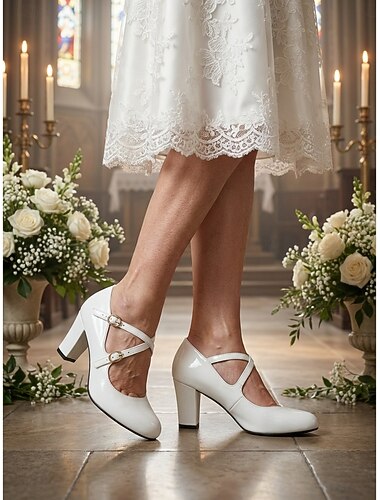  Witte Mary Janes van lakleer voor dames - elegante schoenen met blokhak en gekruiste bandjes voor de moeder van de bruid, geschikt voor kerkelijke bruiloften en traditionele ceremonies.