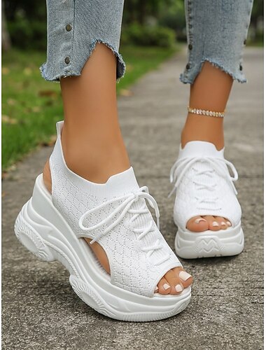  صندل نسائي أبيض أنيق ذو نعل سميك ومنصة عريضة، يتميز بجزء علوي يسمح بالتهوية وإغلاق برباط، بتصميم رياضي عصري مناسب للنزهات غير الرسمية، وملابس الشارع، ومغامرات الصيف، والارتداء اليومي.