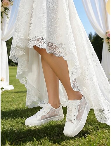  Baskets compensées blanches en dentelle pour femmes – chaussures de mariée romantiques pour les mariages en plein air dans un jardin