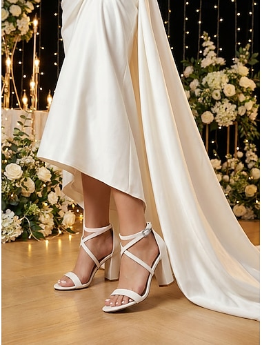  Sandales à talons carrés ivoire pour femmes, élégantes chaussures de mariée à brides croisées pour les mariages citadins modernes.