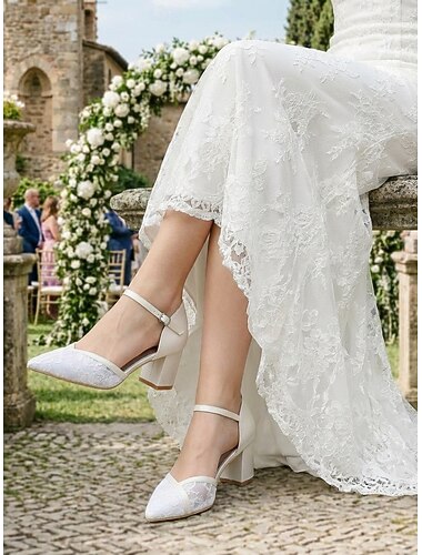  Ivoren kanten pumps met blokhak voor dames – elegante bruidsschoenen voor een bruiloft in de tuin.