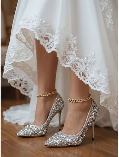  Gouden stiletto pumps voor dames, versierd met kristallen, luxe en glamoureuze bruidsschoenen voor stadsbruiloften.
