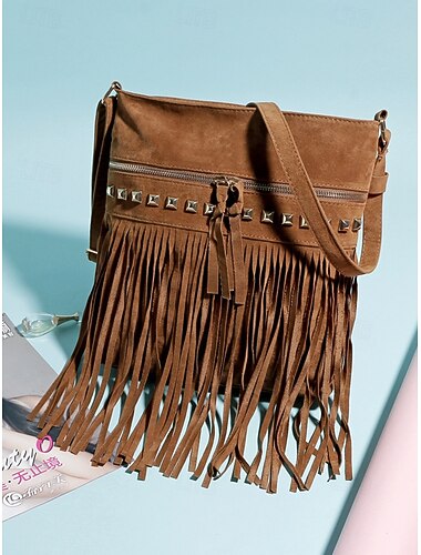  Suède crossbodytas voor dames met franjes, verstelbare schouderband met studs, boho-chique bruin-zwarte schoudertas voor vakanties, muziekfestivals, strand en casual buitenactiviteiten.