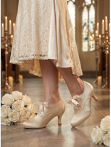  kremfargede damesko i sateng med snøring – elegante vintage oxford-pumps med sløyfe til kirkebryllup, brudens mor og formelle bryllupsanledninger