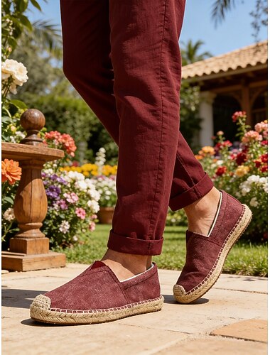  herre espadrillesko i burgunderfarget farge, slip-on-design med espadrillesåle i jute, avslappet og komfortabel, perfekt for utendørsferier og avslappede utflukter