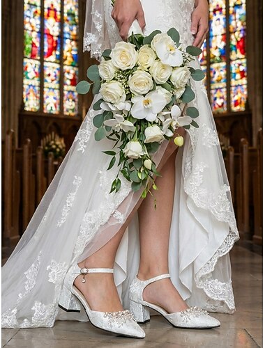  Ivoren Mary Jane bruidsschoenen met blokhak voor dames – een elegante bruidsstijl voor kerkelijke bruiloften.