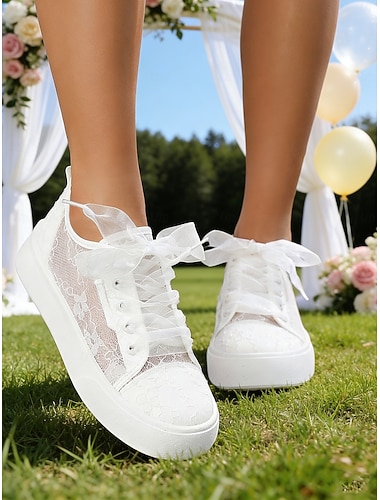  Witte kanten platform sneakers voor dames – romantische bruidsschoenen voor een bruiloft in de tuin.
