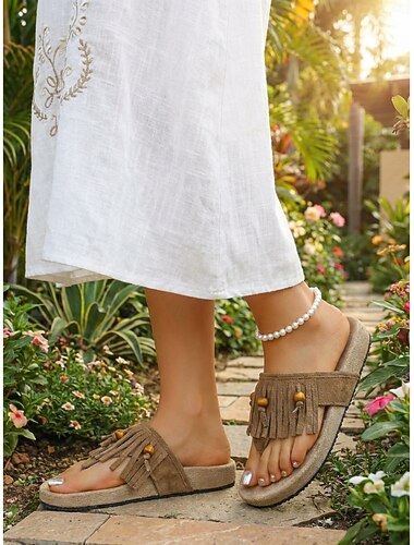  Bruine damessandalen met franjes en houten kralen – platte slippers in boho-stijl met suède-look voor buitenactiviteiten, strandvakanties en tropische reizen.