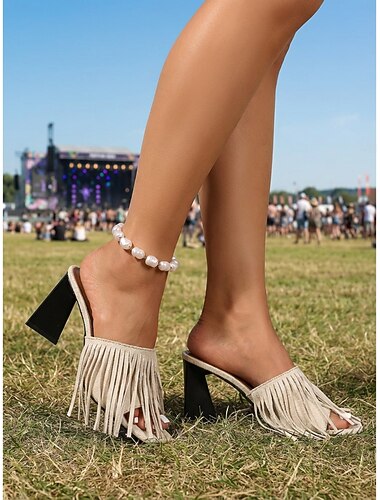  Mules femininas bege com franjas - sandálias boho de camurça com salto bloco e detalhe de borla, ideais para festivais de música e shows de verão. &festas ao ar livre