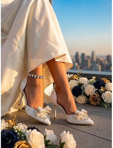  Witte, gestructureerde bruidspumps voor dames - elegante pumps met spitse neus en parelstrikje. &Stilettohakken voor stadsbruiloften en ceremonies op dakterrassen. &moderne bruiden