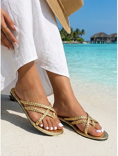  女性用ゴールドストラップサンダル - 編み込みデザインとフラットソールを備えたエレガントなつま先ループサンダルで、カジュアルな夏の装いにぴったりです。