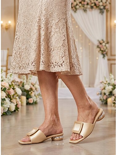  Sandálias rasteiras femininas douradas champanhe, elegantes e confortáveis com fivela, ideais para a mãe da noiva em casamentos na cidade.