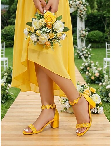  Gele sandalen met bloemenprint en blokhak voor dames – elegante bruidsmeisjesschoenen voor een tuinbruiloft.