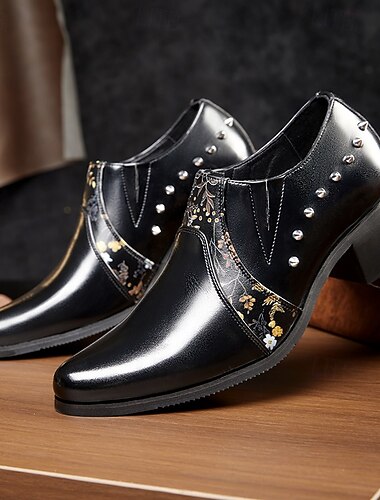  Zwarte herenschoenen van lakleer met studs – stoere formele schoenen voor feestjes, gala's en trendy evenementen.