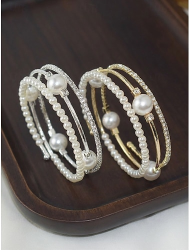 Damesarmbandenset van imitatieparels met drie lagen, goud- en zilverkleurige stapelbare armbanden met elegante kralen en kristallen accenten, vintage bruidssieraden voor bruiloften, avondfeesten en formele gelegenheden.