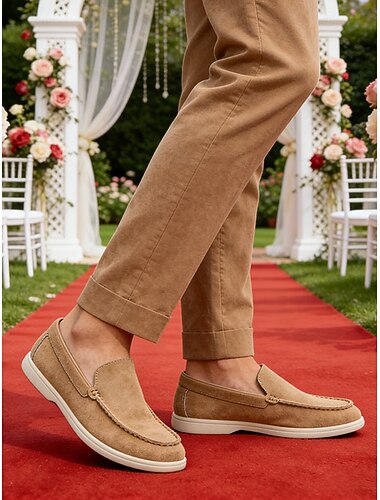  Bruine instappers voor heren, een casual en comfortabele stijl met een zacht bovenwerk, perfect voor tuinbruiloften, buitenfeesten en formele evenementen.