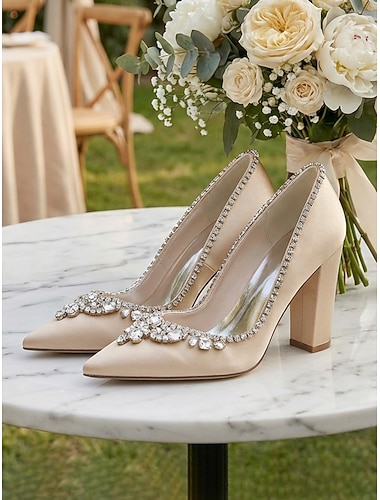  Ivoren satijnen pumps met blokhak voor dames – elegante bruidsschoenen voor een bruiloft in de tuin.