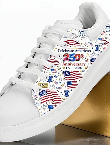  Patriotische Herren-Sneaker – weiß mit roten und blauen Sternen und Streifen, ideal für die Feierlichkeiten zum 250-jährigen Jubiläum, bequem für den ganzen Tag.