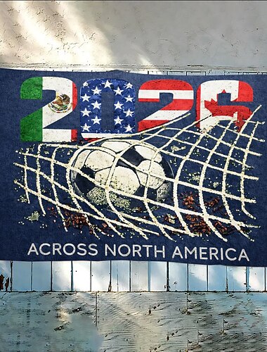  Bandeira temática de futebol para a América do Norte em 2026, exibindo motivos da bandeira e uma bola de futebol em um design de rede, decoração de parede versátil para amantes do esporte.