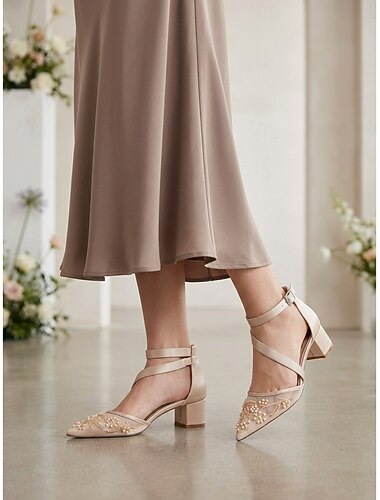  Damesko med broderte blokkhæler i nude med hæler til bryllupsgjester – elegante hæler med ankelreim, perfekt for mødre som skal i bryllup i byen