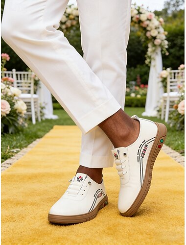  Sneakers da uomo bianche casual per matrimoni: scarpe comode e leggere con lacci, ideali per matrimoni in giardino, feste ed eventi estivi.