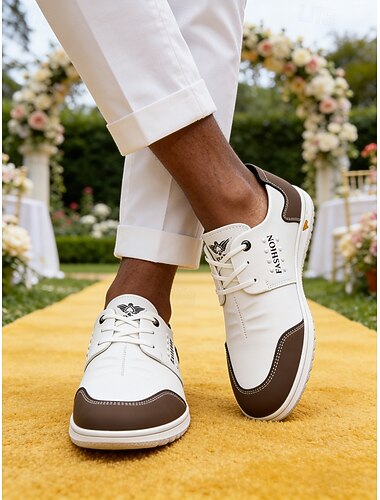  Sneakers casual da uomo bianche e marroni per matrimoni: comode scarpe bicolore per feste, matrimoni in giardino ed eventi estivi.