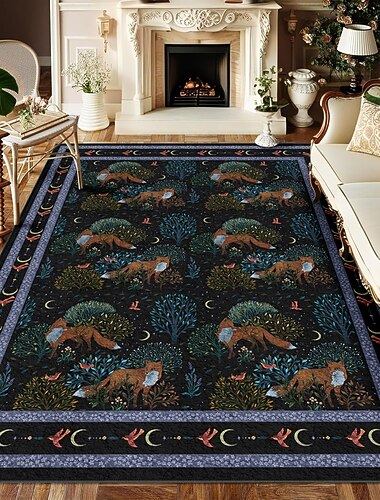  Tapis de sol « Renard des forêts » au motif forestier complexe représentant des arbustes et un clair de lune. Doux et résistant, il est idéal pour la décoration du salon et de la chambre. Création