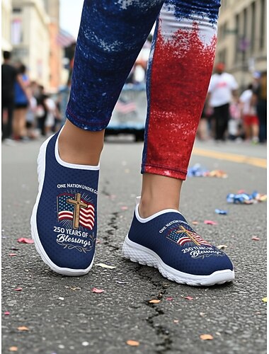  Blå patriotiske slip-on-sneakers for kvinner – lette, pustende tursko med amerikansk flagg og grafisk design med 250 års historie for fritidsklær, høytidsarrangementer, reiser og utendørsaktiviteter