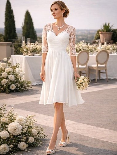  A-linje Knälång Bröllopsklänningar Brudklänningar Brudklänning Liten vit klänning Halvlång ärm V-hals Gradering Födelsedag Chiffong Spets med Draperad Applikationsbroderi
