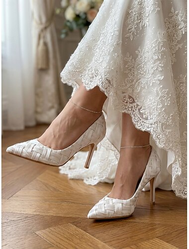  Witte damesschoenen met spitse neus en hoge hakken, afgewerkt met ruches - elegante bruidsschoenen voor een tuinbruiloft.