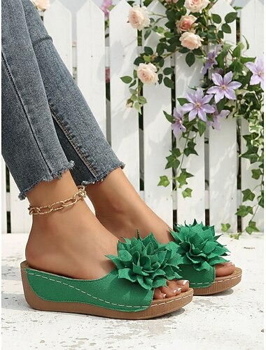  Groene damessandalen met sleehak en bloemaccent – comfortabele zomerschoenen met open neus, geschikt voor dagelijks gebruik en voor in de tuin.