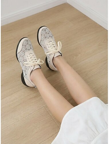  Chaussures de danse sportives - modèle à lacets blancs offrant un confort optimal pour la danse et l'exercice.