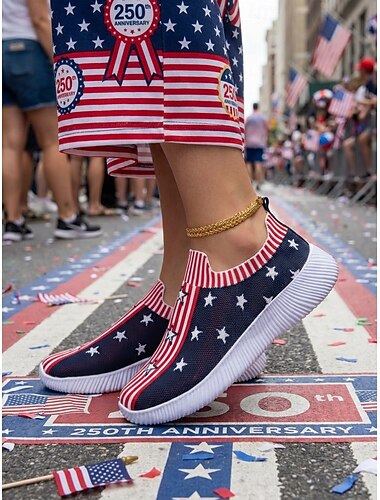  Røde blå strikkede joggesko med amerikansk flagg til dame, lette, pustende og slip-on-sko til 4. juli, patriotiske begivenheter og USAs 250-årsjubileum. &hverdagsbruk