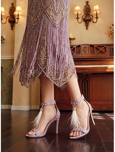  1920年代のギャツビーフラッパーヒールの女性用 - キラキラ輝くラインストーンとパールがあしらわれたエレガントなクリーム色のスティレットサンダル &ヴィンテージウェディング、フォーマルなガラのためのタッセルフェザー &テーマパーティー