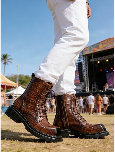  Bottines marron pour homme, style croco, fermeture éclair latérale, bottines de combat tendance idéales pour les festivals de musique, les concerts, les événements en extérieur, le street style, les tenues de soirée et les looks décontractés affirmés.
