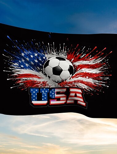  Flaga ogrodowa z motywem piłki nożnej USA, czarne tło z napisem „2026” i piłką nożną na tle amerykańskiej flagi, przyciągająca wzrok dekoracja zewnętrzna